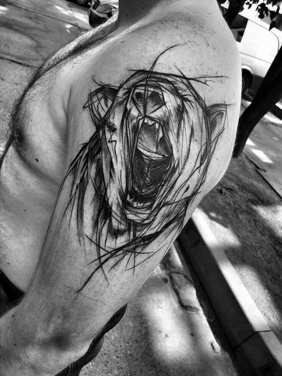 Tatuaje en el brazo, oso negro abstracto con trazo de pincel