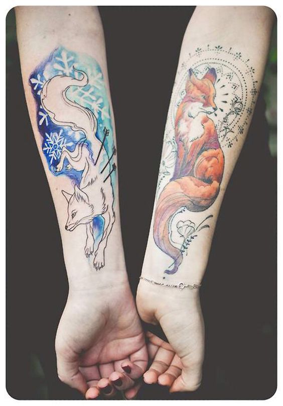 Tatuaje de zorro ártico en el brazo derecho y tatuaje de zorro marrón en el izquierdo