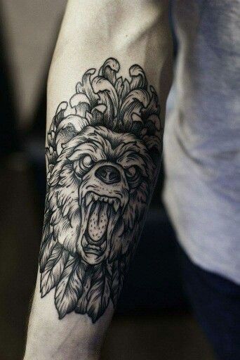 Tatuaje en el brazo de un oso negro súper enojado