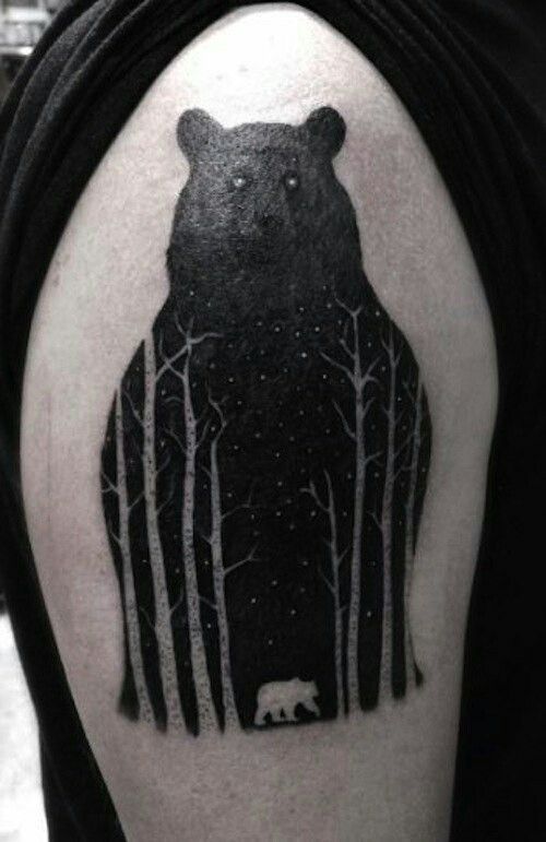 Fantástico tatuaje de manga de tinta negra de cerveza y bosque