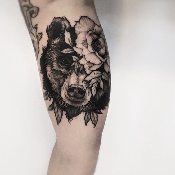 Tatuaje de oso y flor en el brazo