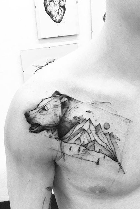Tatuaje de oso y montaña en el lado derecho del pecho y el hombro.