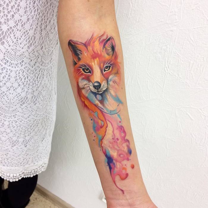 Hermoso tatuaje de zorro de acuarela en el brazo interior izquierdo