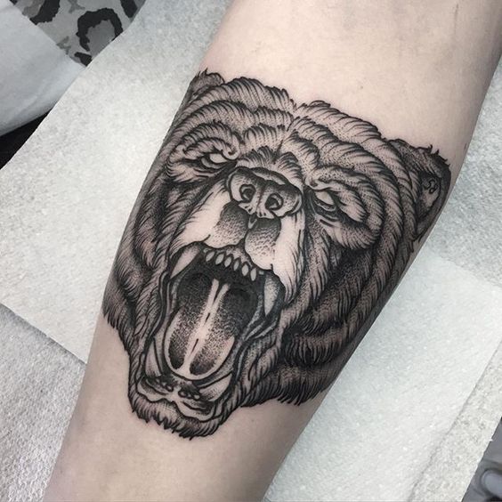 Tatuaje de cabeza de oso dotwork negro en el brazo derecho interno