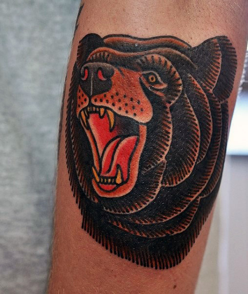 Tatuaje de oso pardo en el brazo