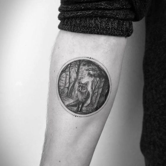 Tatuaje circular de bosque y zorro