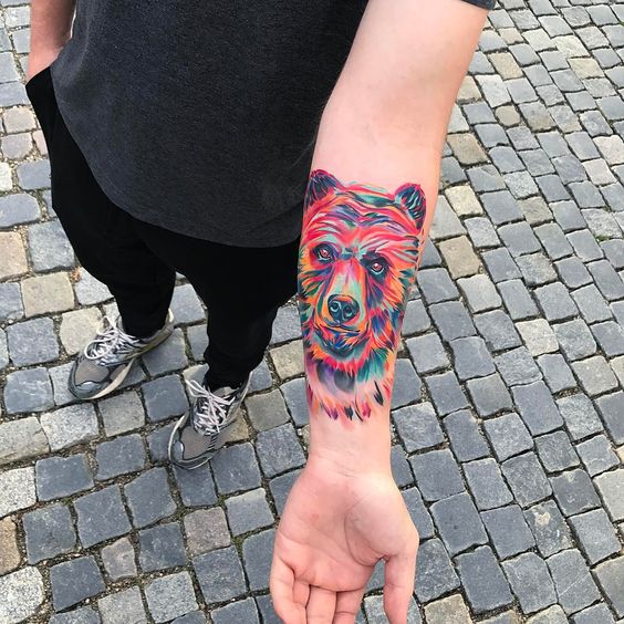 Tatuaje en el brazo, cabeza de oso de colores