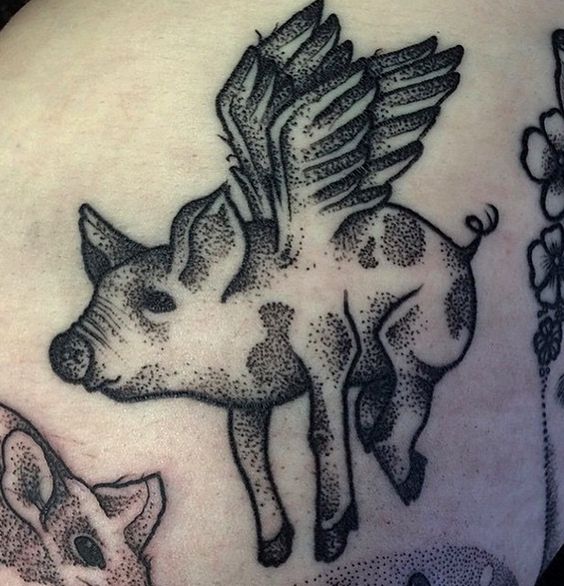 Tatuaje de cerdo volador con trabajo de puntos