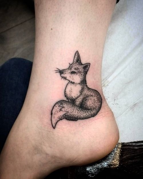 Dotwork Black Fox Tattoo en el exterior del tobillo izquierdo
