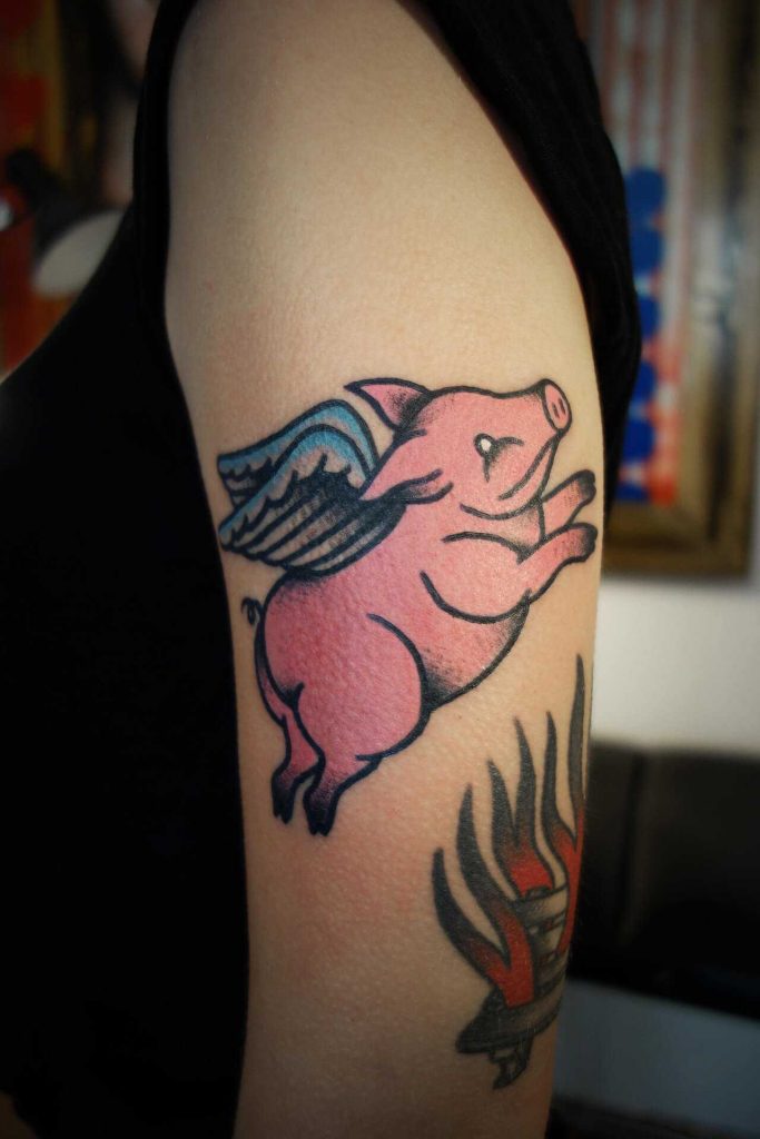 tatuaje de cerdo volador