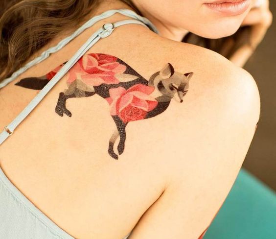 Tatuaje de zorro con una flor en el omóplato derecho por Sasha Unisex