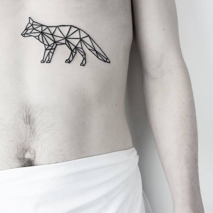 Tatuaje geométrico de zorro negro en el estómago