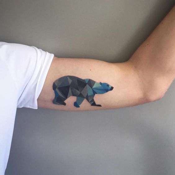 Tatuaje geométrico de oso polar en el bíceps izquierdo de Sasha Unisex