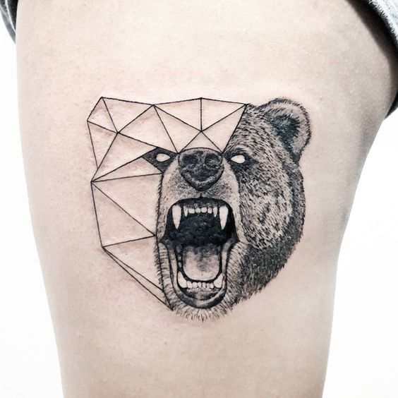 Tatuaje de cabeza de oso mitad realista mitad geométrica