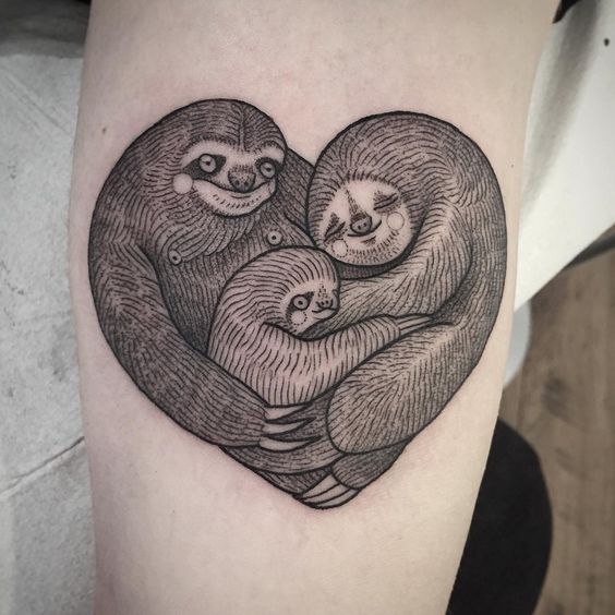 Tatuaje de familia de perezosos en forma de corazón
