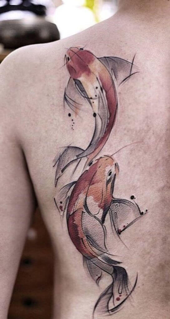 Tatuaje pez koi en la espalda