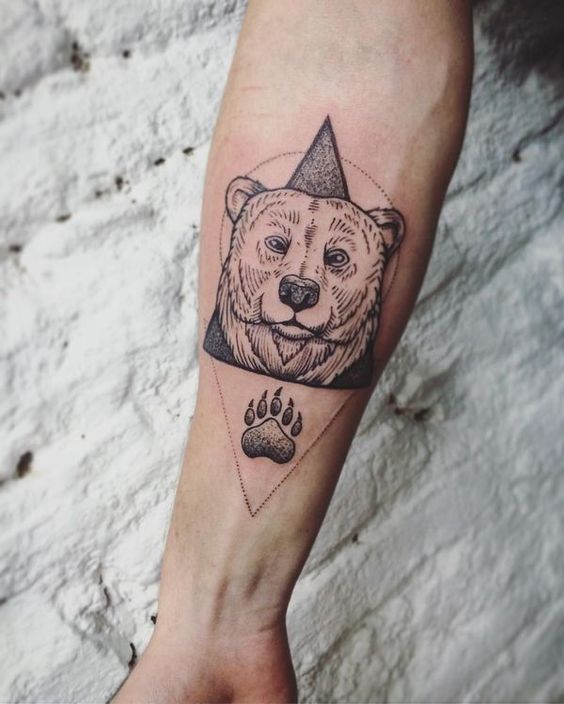 Tatuaje en el brazo, pata y oso monocromático