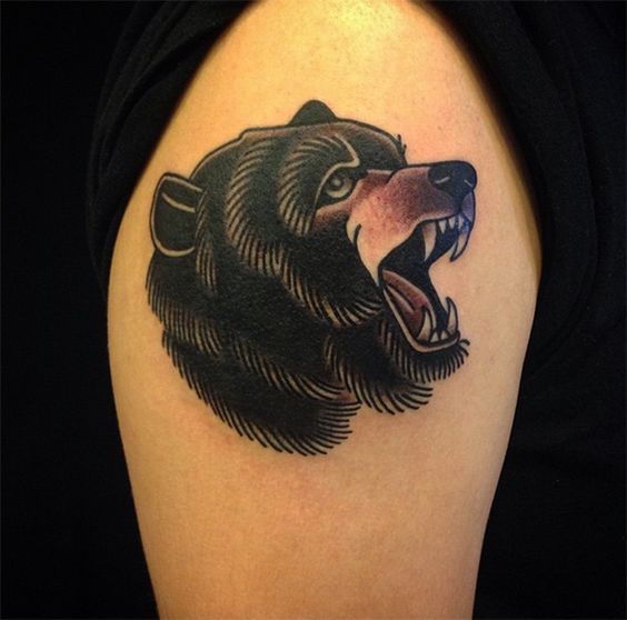 Tatuaje de oso de la vieja escuela en la parte superior del brazo