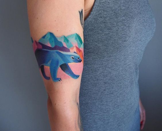 Tatuaje de oso polar y montañas en el brazo derecho
