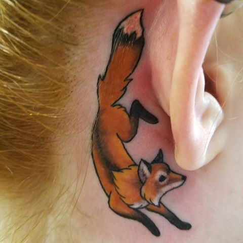 Tatuaje de zorro realista detrás de la oreja.