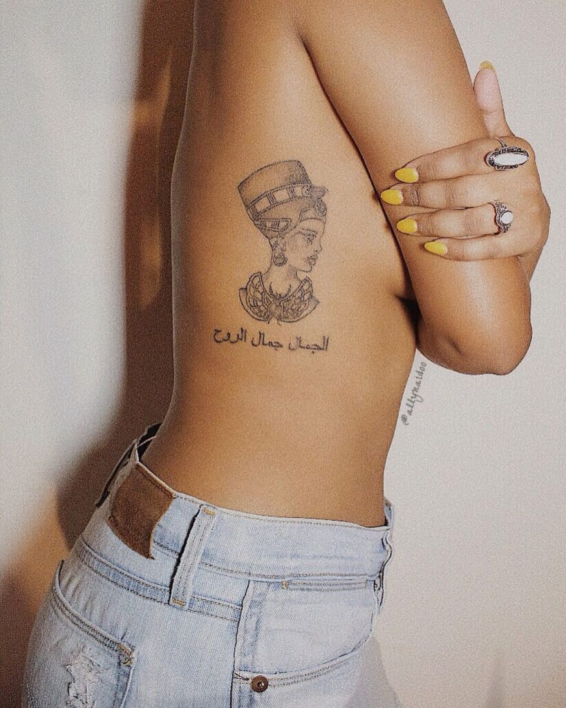 Tatuaje de Nefertiti de Rihanna