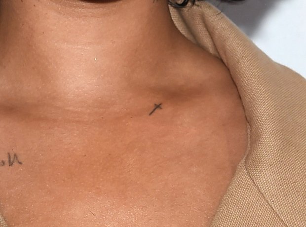 Rihanna tatuaje cruz