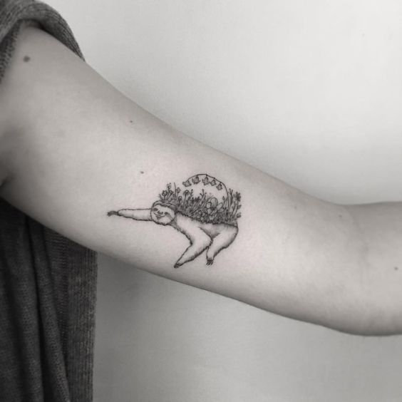 Tatuaje de perezoso y flores.