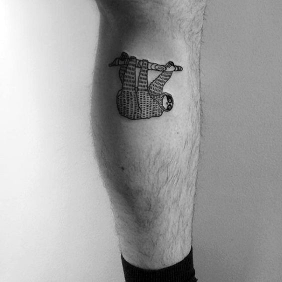 Tatuaje de perezoso en la pantorrilla.