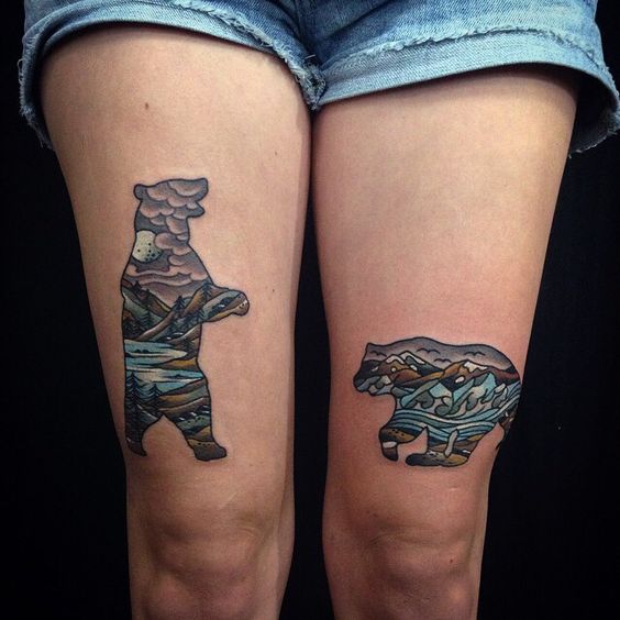 Dos tatuajes de osos en ambos muslos.