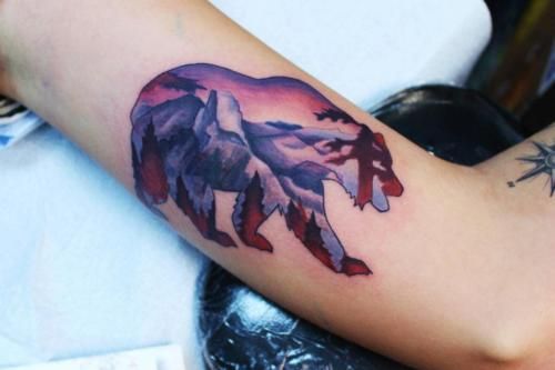 tatuaje de oso yosemite con puesta de sol detrás de las montañas