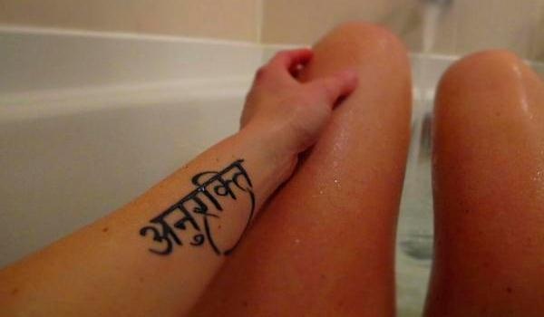 Tatuaje en sánscrito