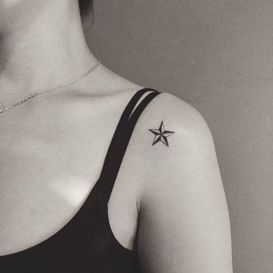 tatuaje de estrella náutica simple