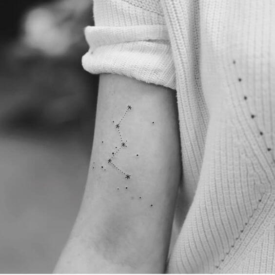pequeño tatuaje de cúmulo de estrellas