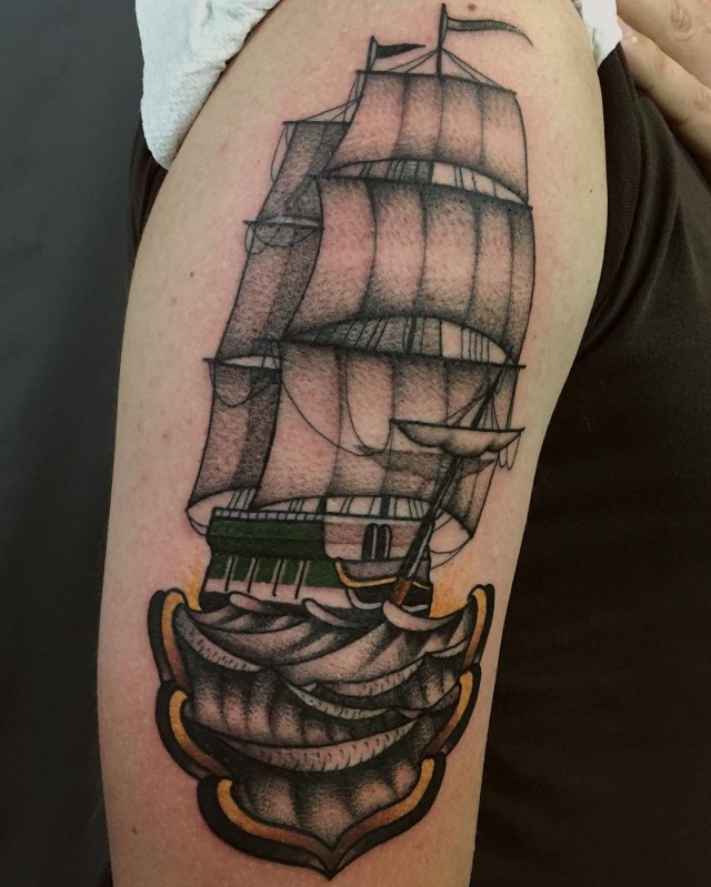 Tatuaje de barco de estilo tradicional al niño
