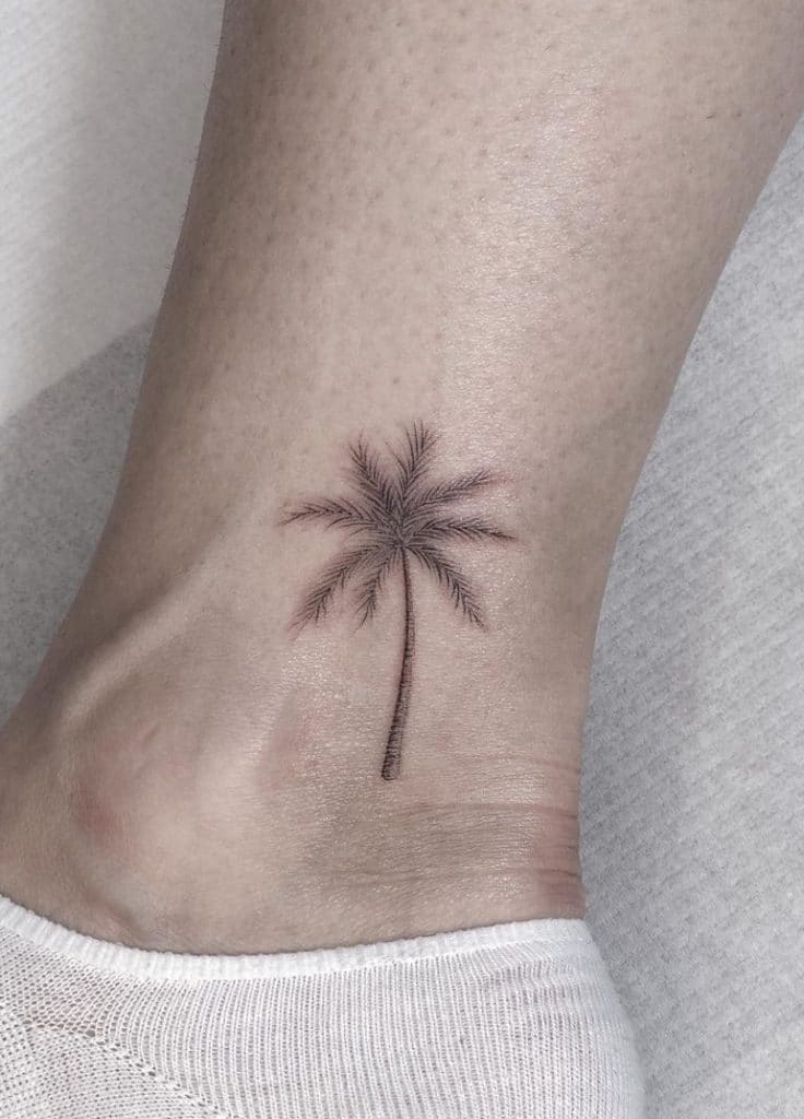 Tatuaje de palmera en el tobillo