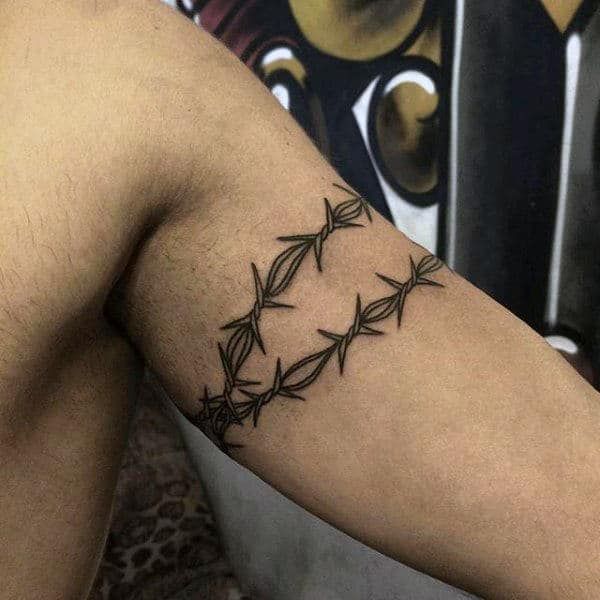 Tatuaje de alambre de púas 102