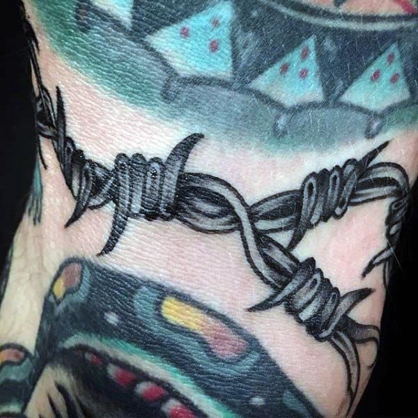 Tatuaje de alambre de púas 107
