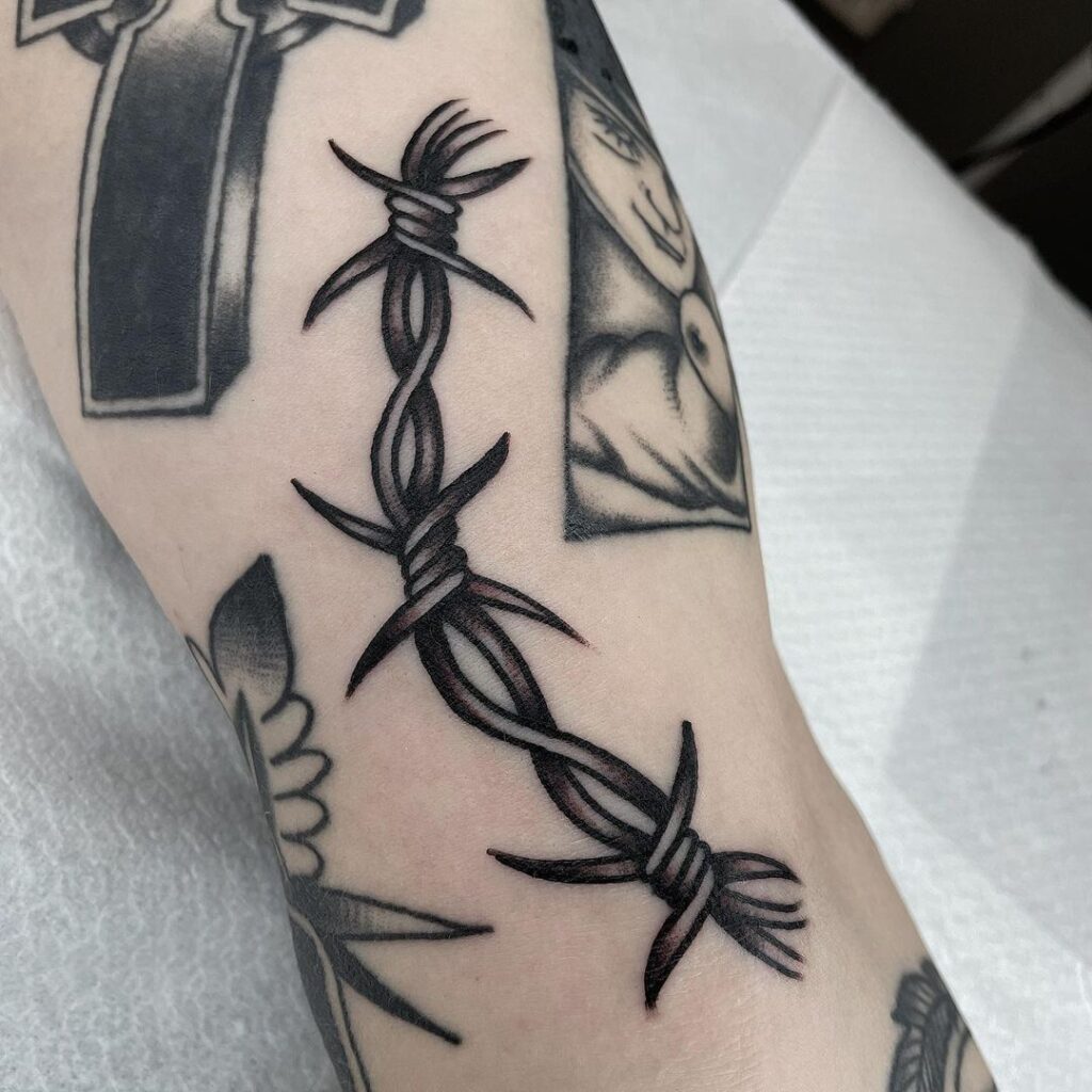 Tatuaje de alambre de púas 140