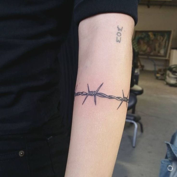 Tatuaje de alambre de púas 173