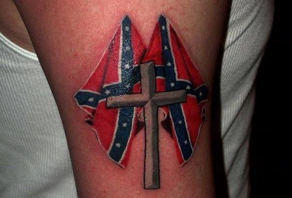 tatuaje de cruz confederada y banderas