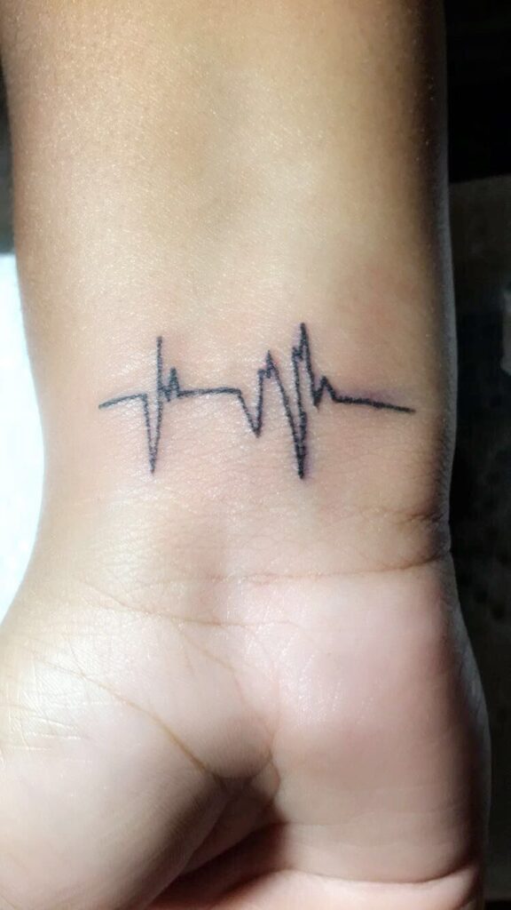 Tatuaje de latido del corazón 129