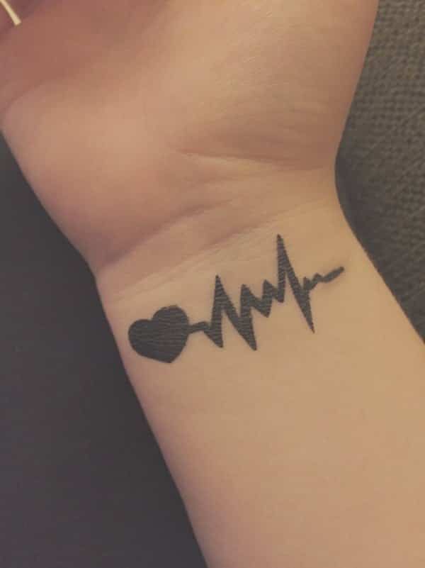 Tatuaje de latido del corazón 156