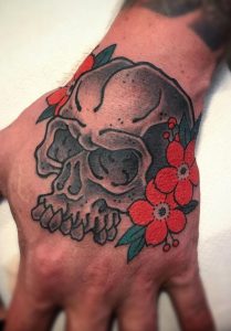 Tatuaje japonés de calavera y flores.