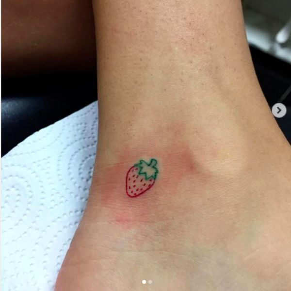 Tatuajes de fresas 38