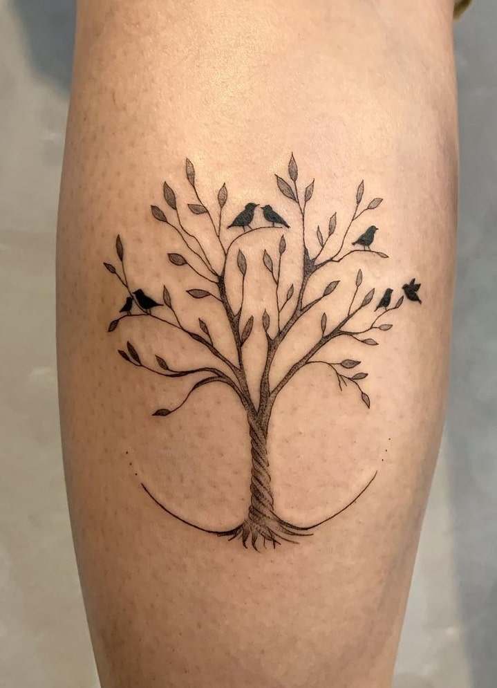 Tatuaje de árbol con tatuajes de aves