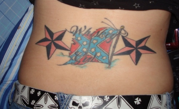 Tatuaje de la bandera confederada de la muchacha del whisky