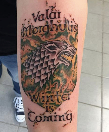 Caprichoso tatuaje de Valar Morghulis