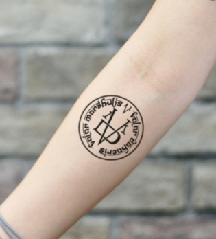 Caprichoso tatuaje de Valar Morghulis