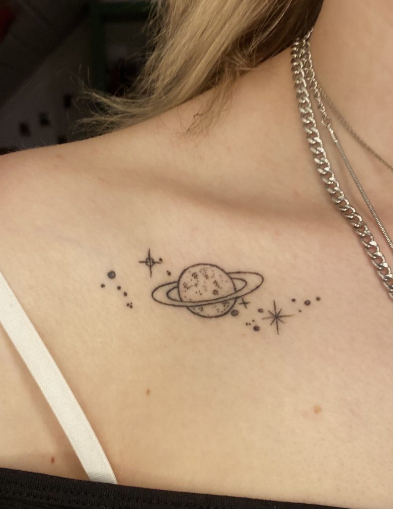 Saturno tatuajes 34