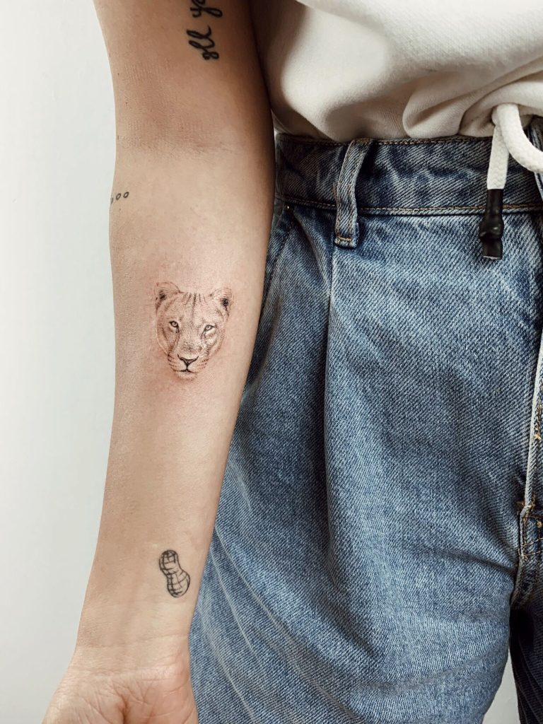 Tatuaje de leona 6